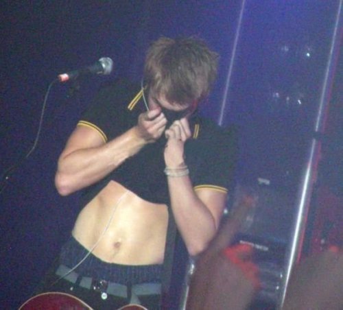 sevenweeksuntilthesummer:  TOM SEDUCTION FLETCHER WOW TOM FLETCHER  OLHA, VEM AQUI.