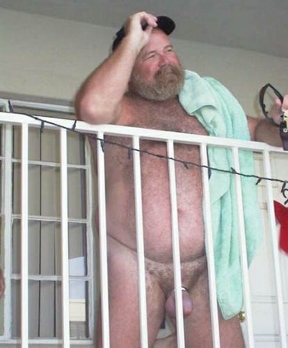 chubpornlover:  Que lindo encontrarse un papito asi en el balcon jeje