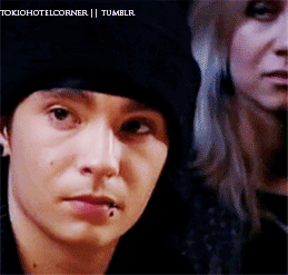 xthehumanoidgirlx:  dubistheilig:  beautiful, much?  lol Tom`s face xD  tom te despreza