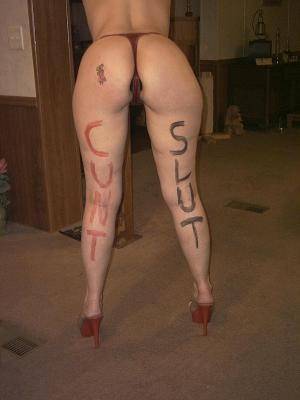 secretagentslut:  heels, a plug and a love note.  &ldquo;Cunt. Slut.&rdquo;