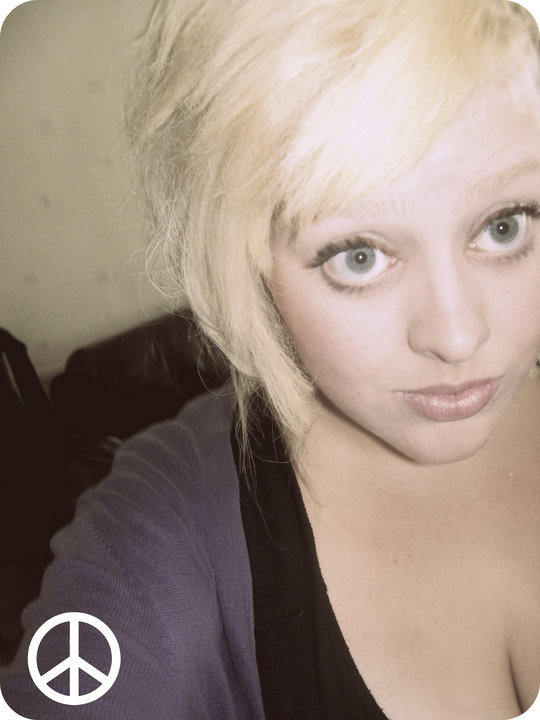 bouncing-ferret:
“ iwillbeskinnyandlovely:
“ i miss my blonde hair!
i also like how thin my face looks on this, even though i was about 20lbs heavier than now. :D
”
EVERYONE THIS IS THE GIRL WHO POSTED THE SUCIDIDE NOTE. PLEASE REBLOG INCASE SOMEONE...