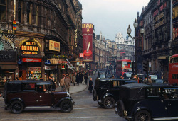 hiddenmoth:  London, 1940s, in hi-res colour. These photographs were taken using Kodachrome film by the improbably and wonderfully named Chalmers Butterfield, probably in 1949. 