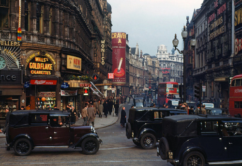 hiddenmoth:  London, 1940s, in hi-res colour. These photographs were taken using Kodachrome film by the improbably and wonderfully named Chalmers Butterfield, probably in 1949. 