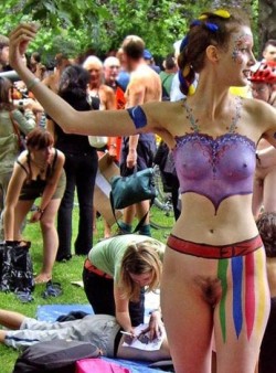 paintedgirls:  festival body paint girl via themostnaturalnudists   Just feel good with her body