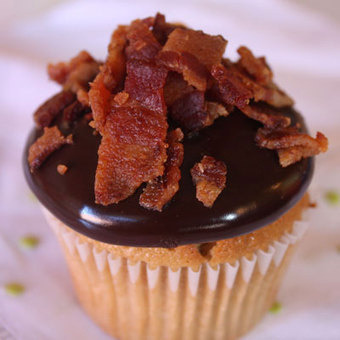 baconbaconbacon:  Bacon-Topped Cupcakes via mycamelwillspitonyou 