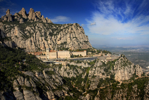Montserrat mountain and monastery near Barcelona, Catalonia, Spain© Darrell Godliman