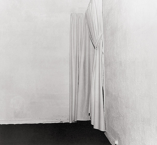  Yves Klein, Le Vide, Iris Clert Gallery, Paris 1958  “Il peint en blanc une