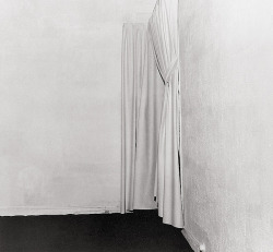  Yves Klein, Le Vide, Iris Clert Gallery, Paris 1958  “Il Peint En Blanc Une