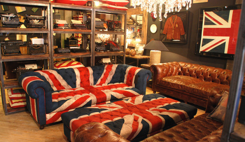 yoursadisticlover:  fuckyeahunionjack:  Union Jack Sofa & Ottoman, Timothy Oulton (by Joe)  holy  can I live here please