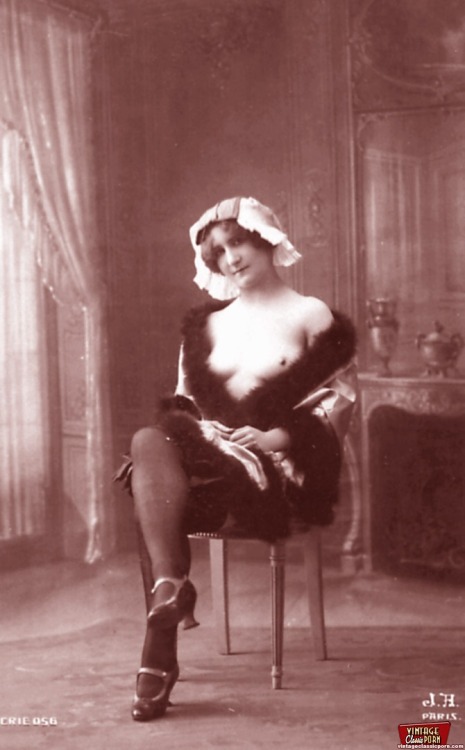 Vintage photograph of an amateur girl topless