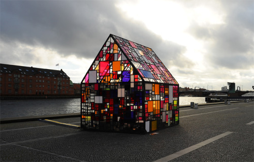 “Kolonihavehus”-Tom Fruin