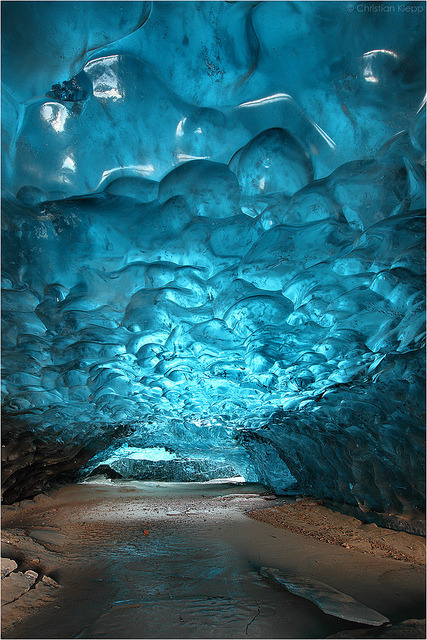 2and1-2color:Entering the Enchanted Realm‘Ice cave on the frozen lagoon of the Svínafellsjökull glac