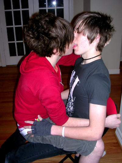 boyzs:  Emo Boys Kissing
