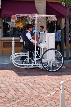 notsoplainbutinsanejane:  IT’S A FREAKING PIANO BIKE A PIANO BIKE. I WANT THIS RIGHT NOW. 