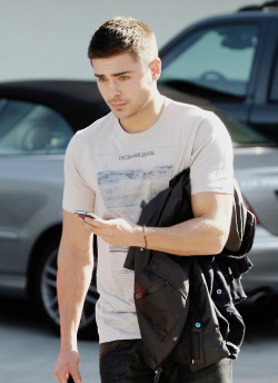 Zac Efron is so good looking in this hairstyle.