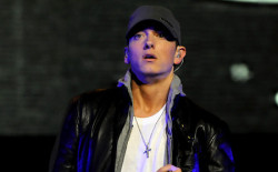 15things4u:  Levo cortes, sou ignorado, engulo grosserias, esqueço patadas e as pessoas ainda querem que eu seja sempre amigável. (Eminem) 