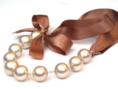 flairnotes: Giant Vintage Cream Pearl Necklace via roomofyourown on Etsy - Very pretty! And there&rs