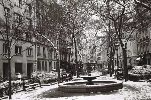 refugado:  passagedenfer:  snow-covered Place de l’Estrapade  by Gabriel Chemery
