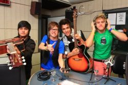 se eu tiver que escolher entre vocês e o sorriso, escolho vocês, pois sem vocês nunca irei sorrir. Restart&lt;3