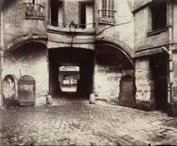 Cour du Dragon photo by Eugène Atget, 1913via: