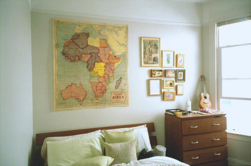 likeneelyohara:   (by Alex Thomas)   i want a really big map for my room. and globes.