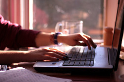  Quando eu te chamo no msn , é porque estou sentindo sua falta.Quando eu não chamo, é porque estou esperando você sentir a minha
