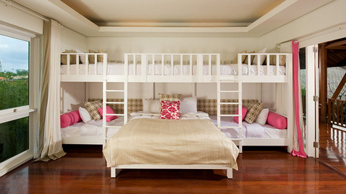 Cool bed.  almostmine-love:  Ni boleh muat ramai org , kalau gini . GIRLFRIENDS SLEEPOVER