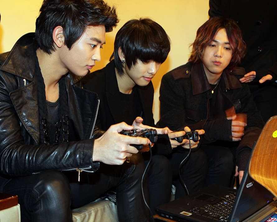 Minho!!!   ilovegikwangjoonmir:  AMIRA!!! LOOK AT THIS!
