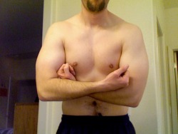 fortheloveofhairy:  shirtless flex for all you that like this type of thing  GUNS. Unf.