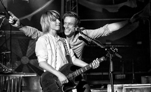 juustmyluck:  antoargmcfly:  mcflypioneer:  fletchermyhero:  I really love this pic.  skvugshlkcniwlibvsuchgnliuzslcvil3 LOVE THIS.  When was this???????? ♥  aaaaawn <3 