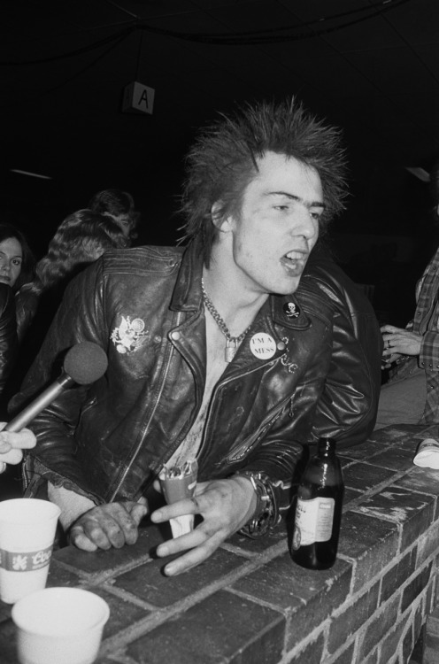 bajskorvar:  Emil at the pub, HAHAHA A copy of my lover. Will get him a “I`M A MESS”-but
