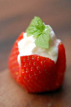 under400:  Very simple recipe. Make an X across a strawberry and fill with whipped cream. Alternatively, just dip them (it’s much simpler that way.) 