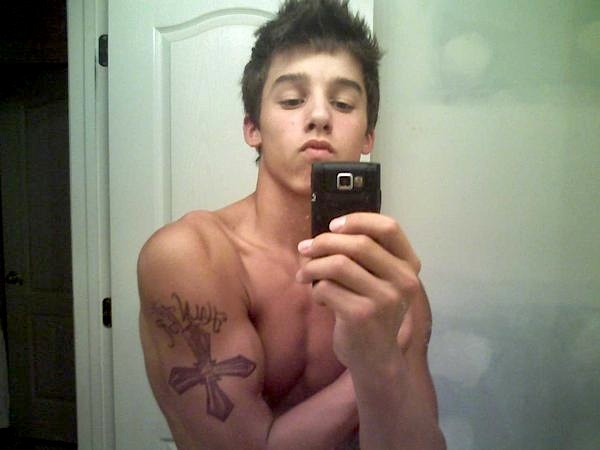 boysaresocute:  this guy…unfffff (minus the tatts) 