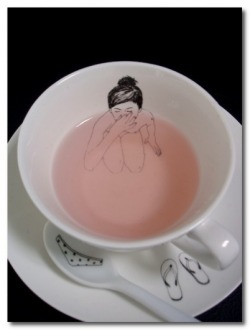 lasangrellama:  Drowning in tea 