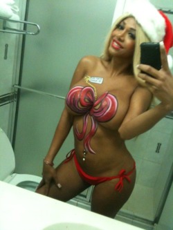 jahtron:  Everyday is Christmas if you look like that! 