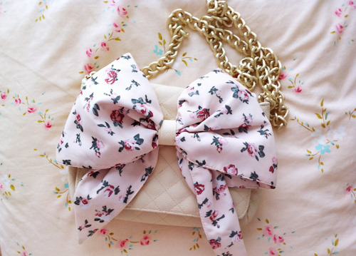 lovebuttons:  i need this bow more than any of you will ever know..&lt;3333 