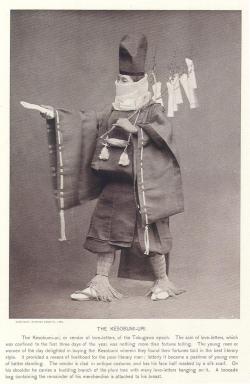 yajifun:  printsandthings:  The Kesobumi-uri (vendor of Love-Letters)  “懸想文は思う人にやる文のこと。昔京都で正月初めに，頭を白布でおおい，文を結びつけた梅の小枝を手に持って売り歩き，未婚の女などがこれを買い良縁を占った。のちには畳紙(たとうがみ)に米２，３粒を包んで渡し，望むままに夫婦や商売の祝言(ほがいごと)をのべた。” 懸想文売り