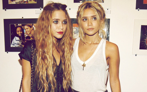 po-isoned:  they’re so pretty(: which one is which? i always get confused!  marty kate on the left and ashley on the right 