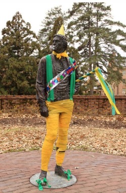 twobitdandy:  hydrogenandhelium:  fuckyeahjefferson:  cccannibalizmmm:  jefferson, you hipster.   W&amp;M, what have you done?  So I guess Jefferson is the Birthday King. Lookin’ fine.  this is why I always wanted to go to William &amp; Mary.  AHHH