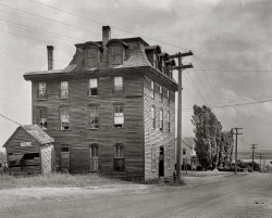 Boardinghouse in Baraga, Michigan aka the Honeymoon Hotel; photo by John Vachon, 1941via: shorpy