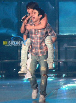 Siwon oppa carry Donghae oppa. :)))