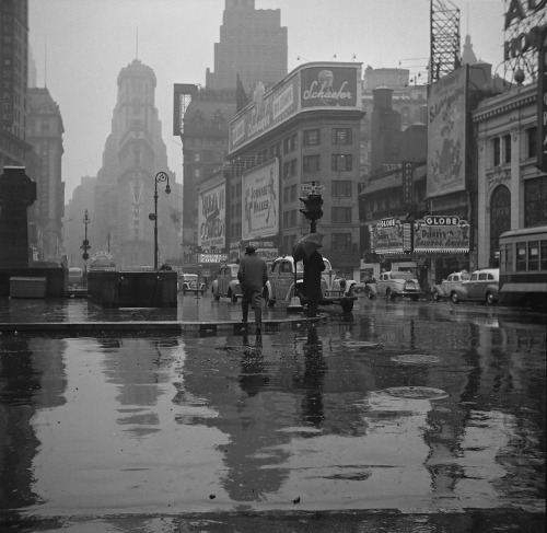 Times Square on a rainy day, NY photo by John Vachon, 1943