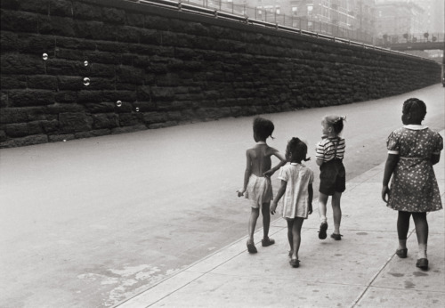 Girls looking at bubbles, NY photo by Helen porn pictures