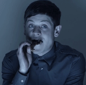 Eu estou lá vendo BBB:  Quando de repente aparece isso: A Adriana beijando o Rodrigão:  Eu fico tipo:  AFINAL, ESSA VADIA TEM NAMORADO, O QUE ESSA PUTA TÁ FAZENDO COM O NOSSO RODRIGÃO?  Eu fico assim:  