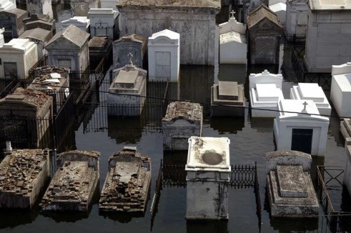 dansemacabre-:New Orleans cemetery swamped with floodwater from hurricane Katrina. (via)