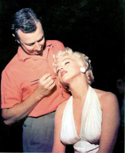 suicideblonde:  Marilyn Monroe on the set