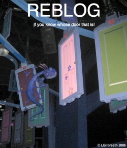 gabrielcezar:  Reblog se você sabe de quem é essa porta. 