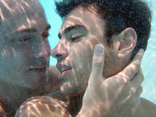 XXX krepky:  Underwater Kiss  photo