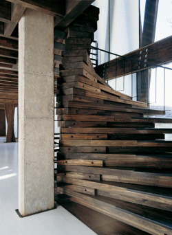 sara-white:  Possibly the coolest staircase I’ve ever seen. (via Mechant Design) 