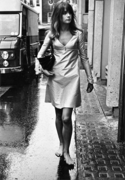 darkerangels:  Love this picture jinxproof:  Jean Shrimpton, London (ca. 1962) by Terry O’Neill  … window-shopping barefoot in the rain.   